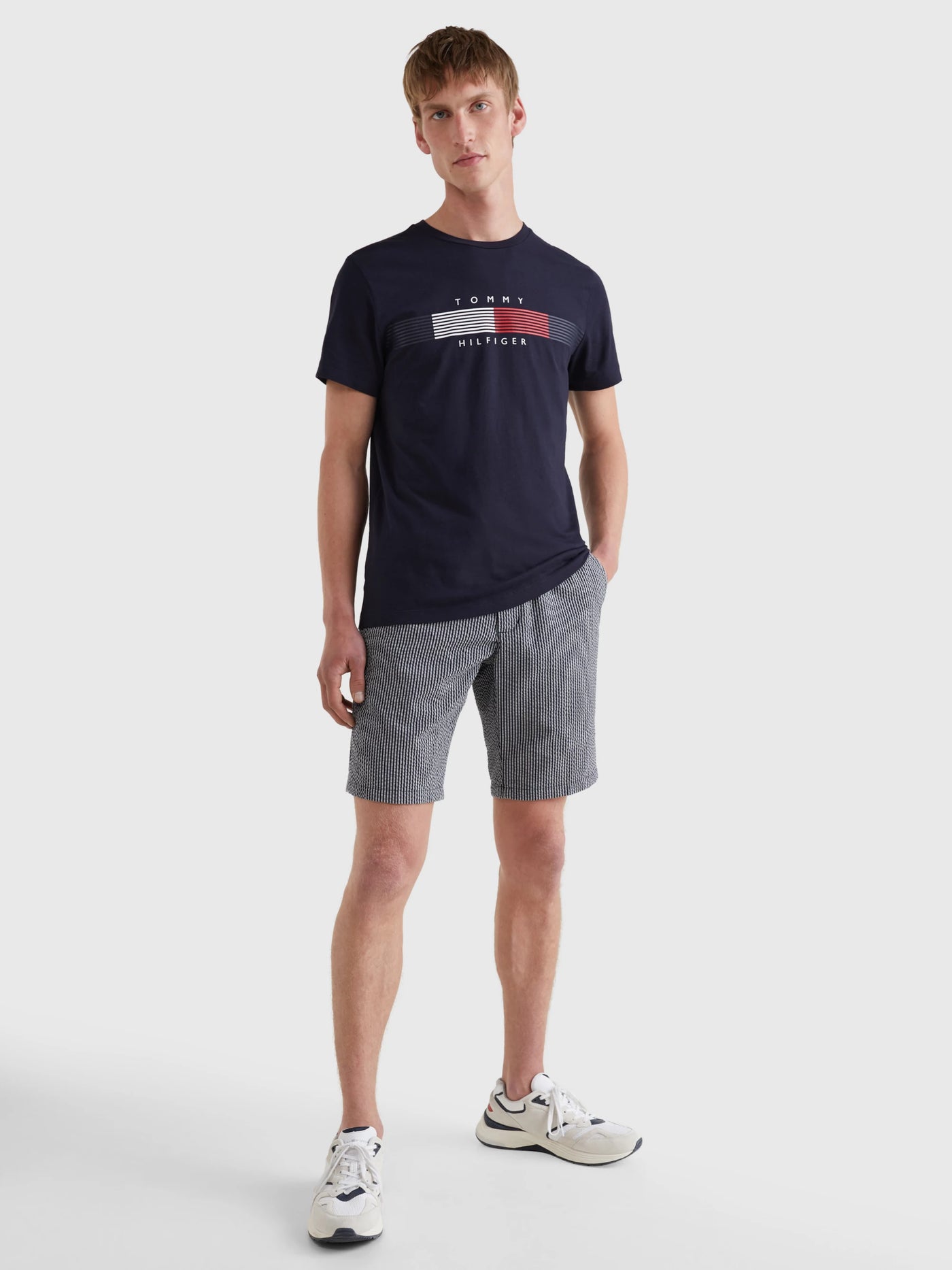 Camisetas Tommy Hilfiger Hombre Chest Corp Stripe Graphic Tee · imagen 2