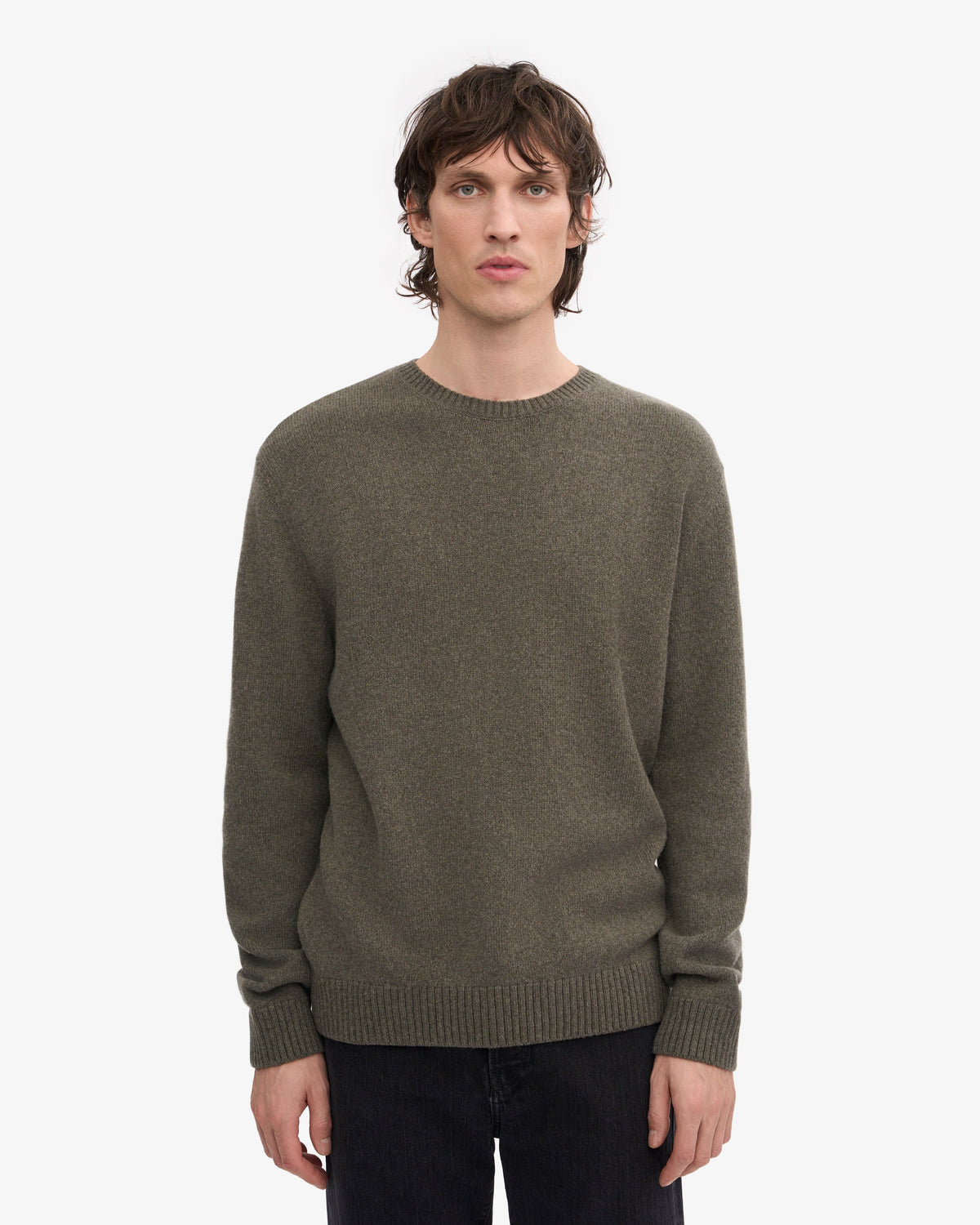 Jersey Cuello Redondo Lana Merino Verde Oliva Empolvado | Colorful Standard · imagen 2