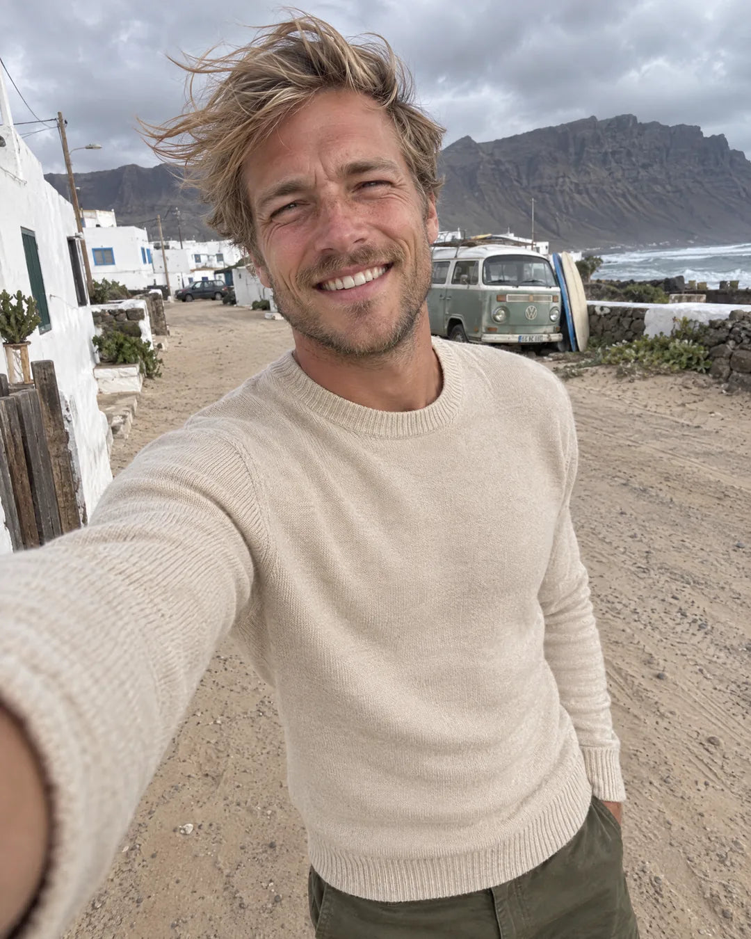 Jersey de lana merino blanco marfil Colorful Standard hombre en Caleta de Famara, Lanzarote