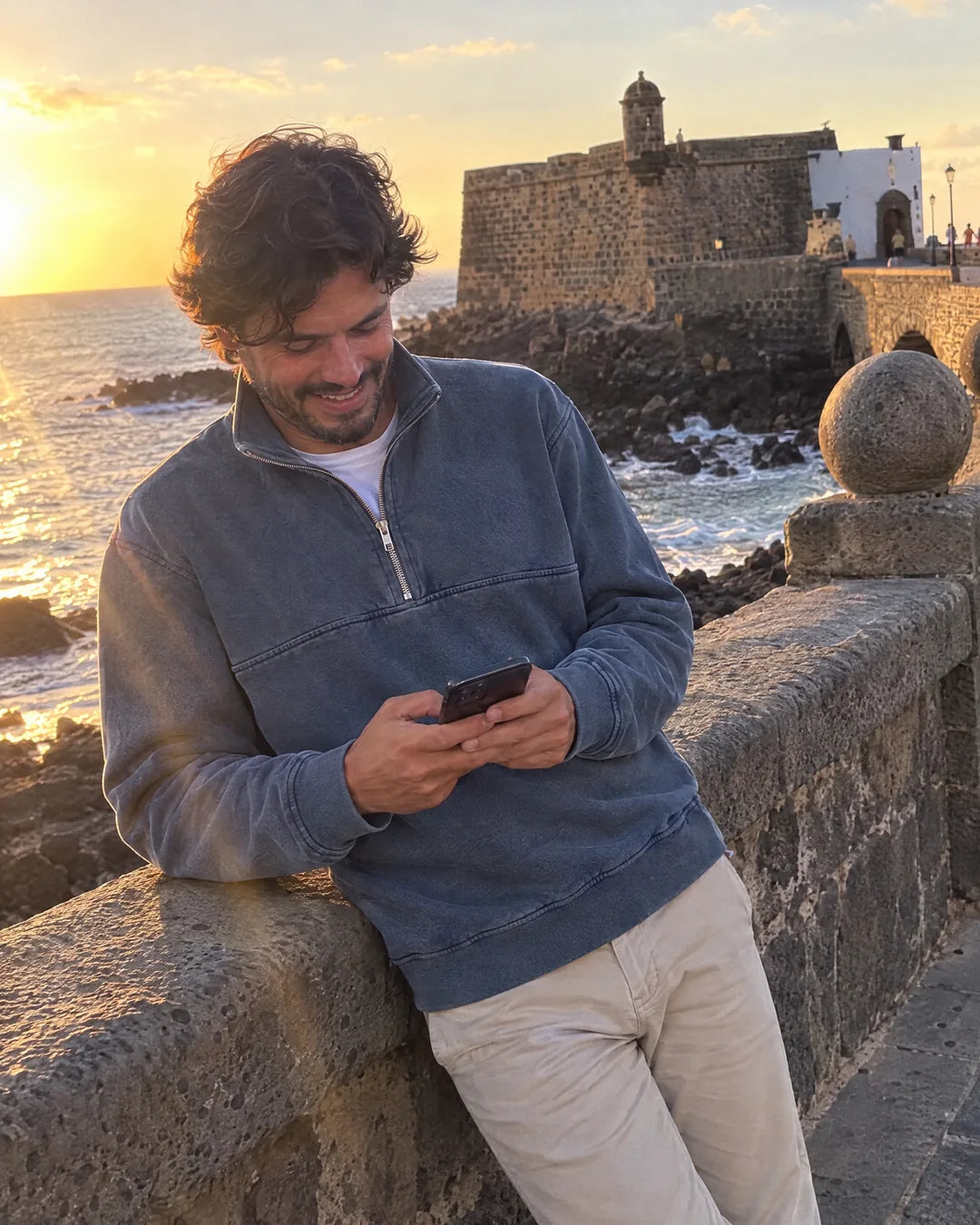 Jersey quarter zip azul Neptuno Colorful Standard hombre en el Castillo de San Gabriel, Arrecife