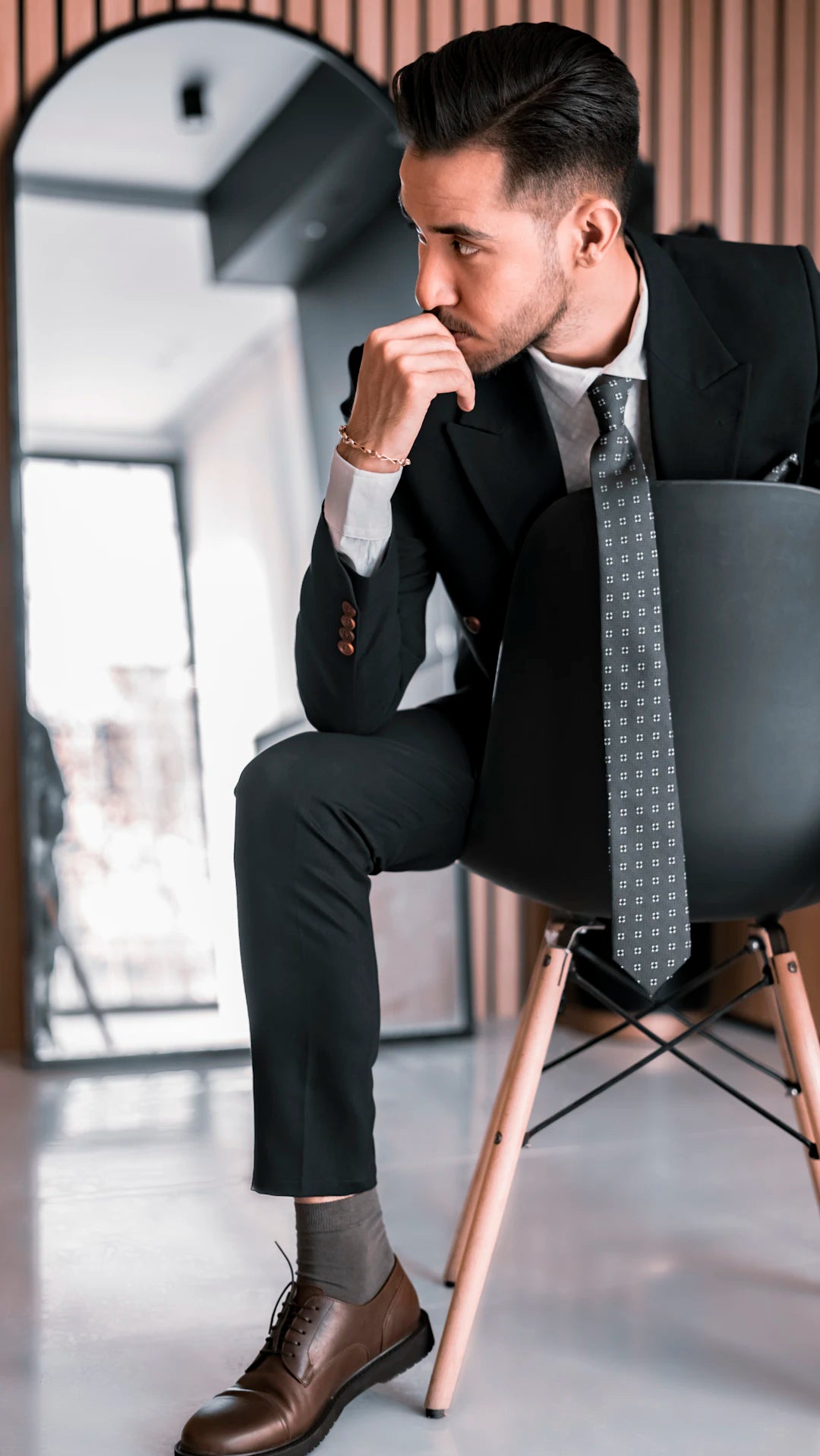 Guía de estilo para el hombre joven en la oficina