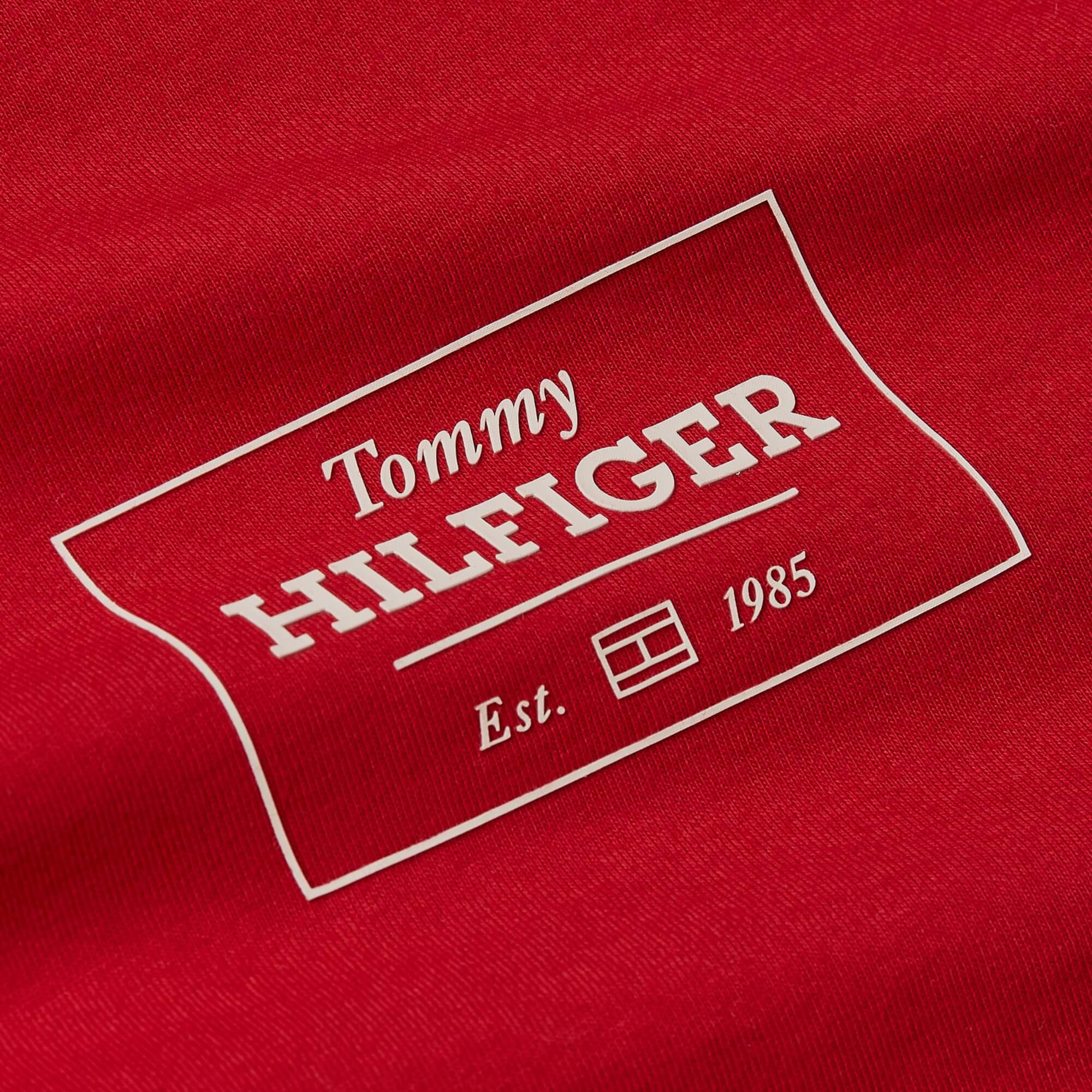 Tommy Hilfiger Camiseta Monotype Printed Label Tee · Rojo · imagen 2