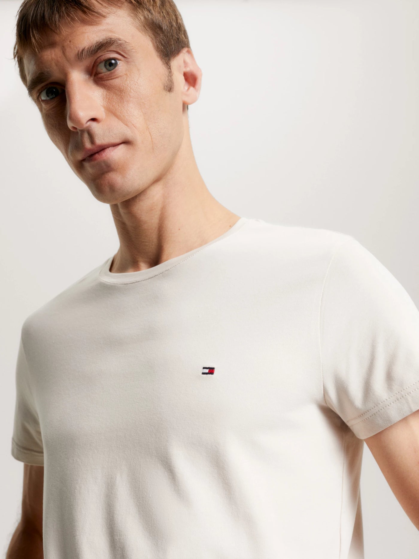 Tommy Hilfiger Camiseta Stretch Slim Fit Tee · Beige Gris · imagen 3