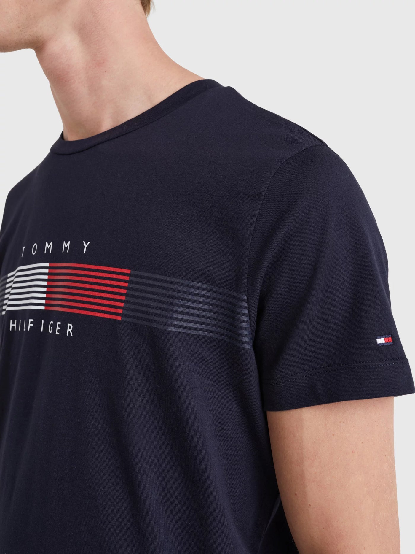 Camisetas Tommy Hilfiger Hombre Chest Corp Stripe Graphic Tee · imagen 3