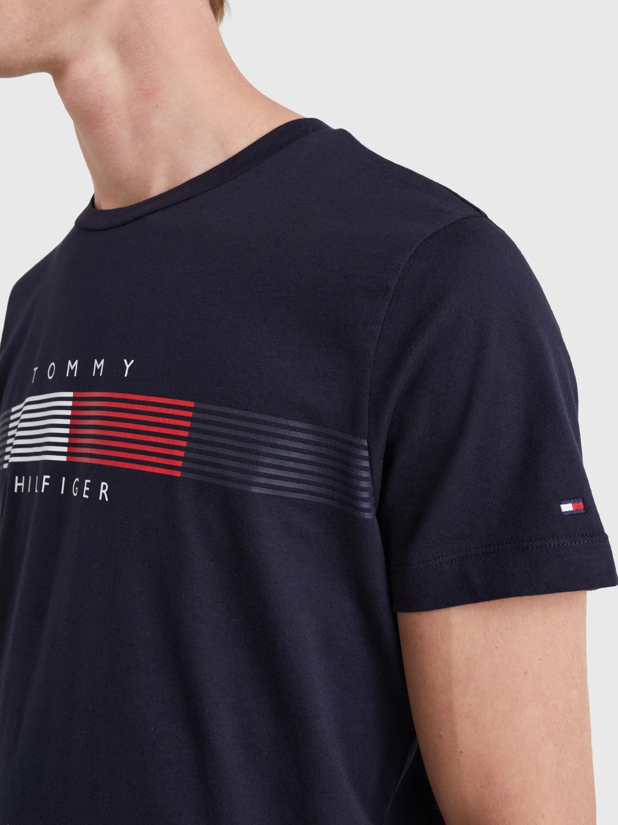 Camisetas Tommy Hilfiger Hombre Chest Corp Stripe Graphic Tee · imagen 3