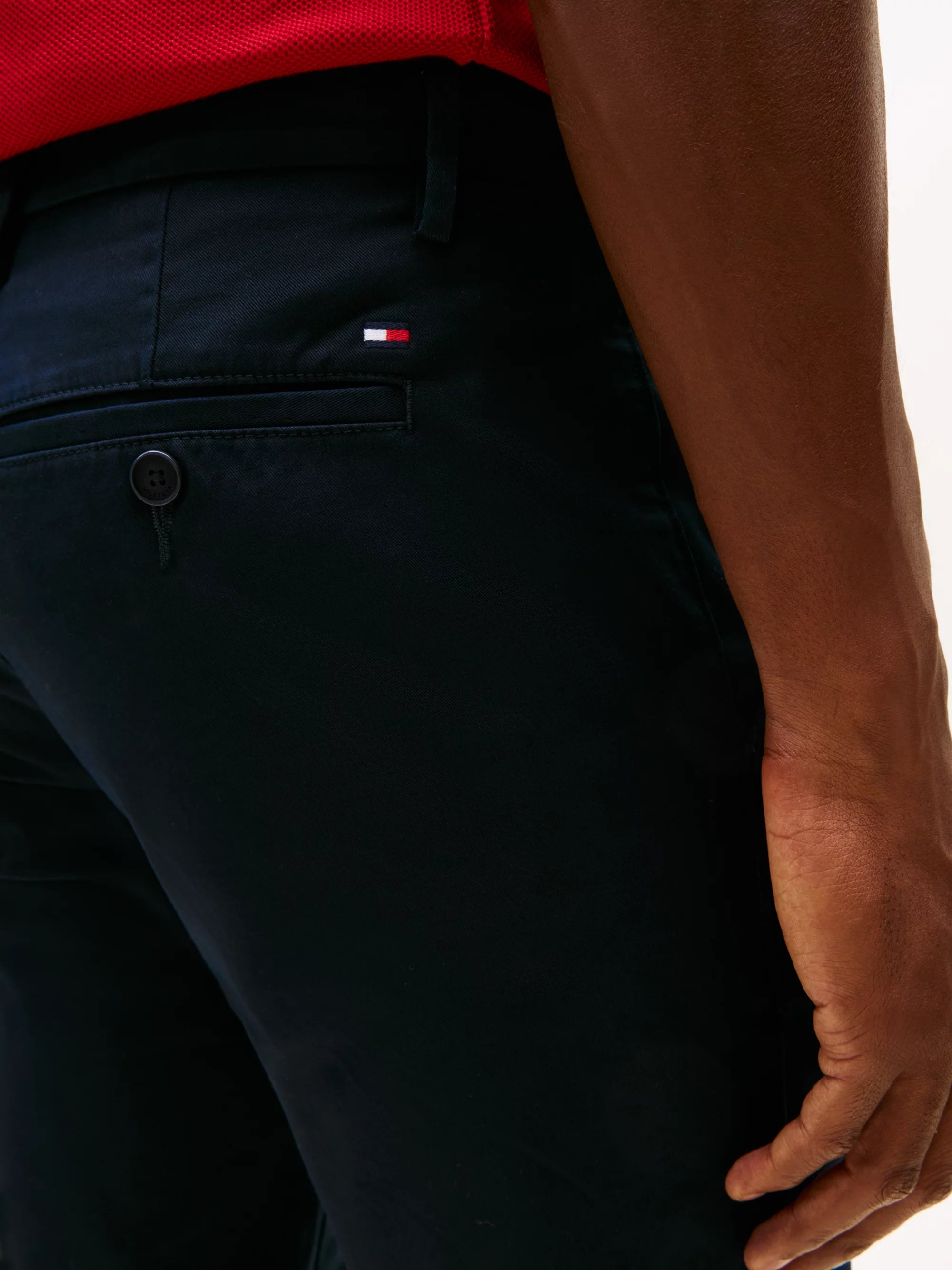 Tommy Hilfiger Pantalón Core Bleecker 1985 Pima Cotton · Negro Rojo · imagen 3