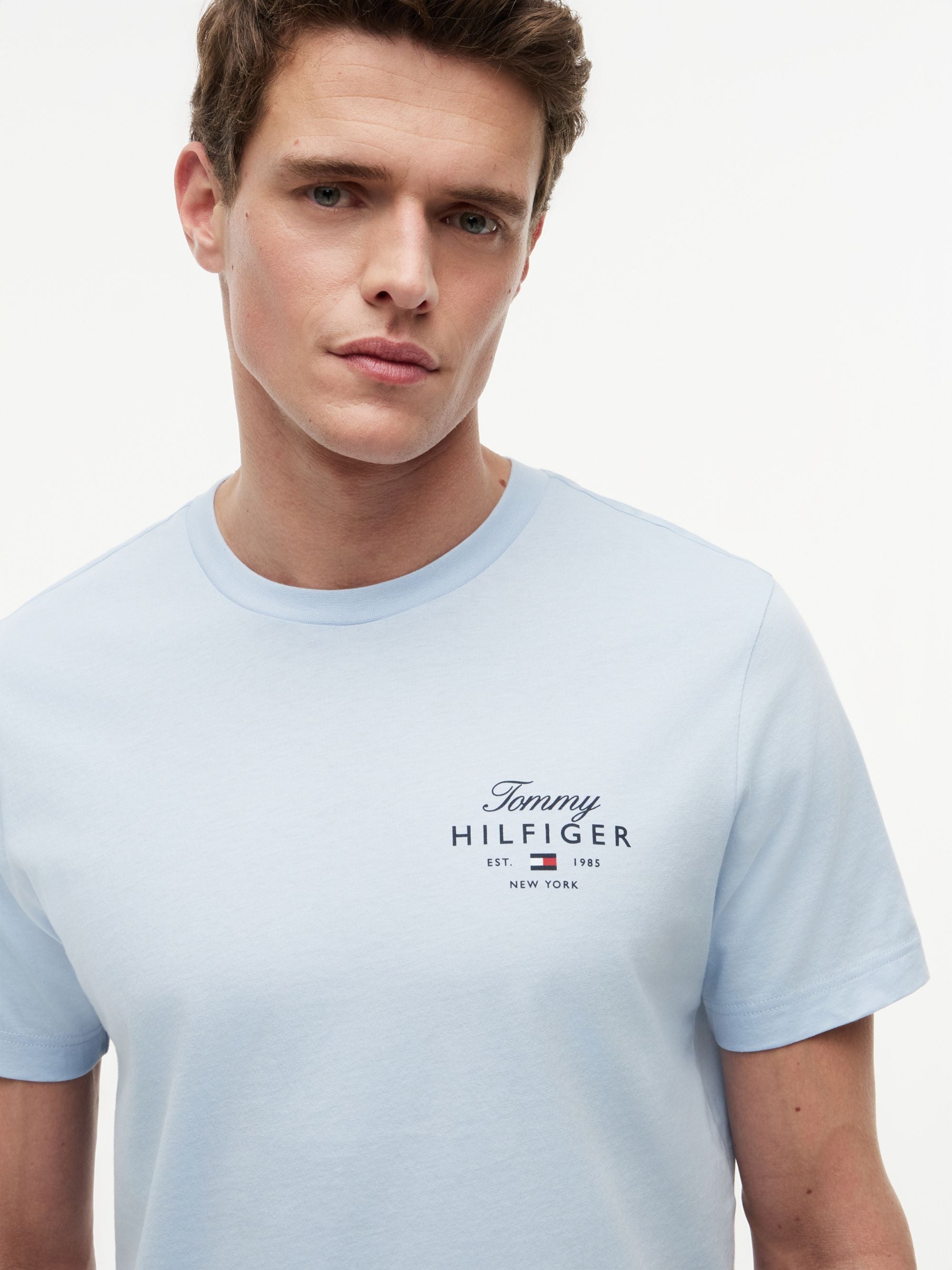 Camiseta Script Stack Azul | Tommy Hilfiger · imagen 3
