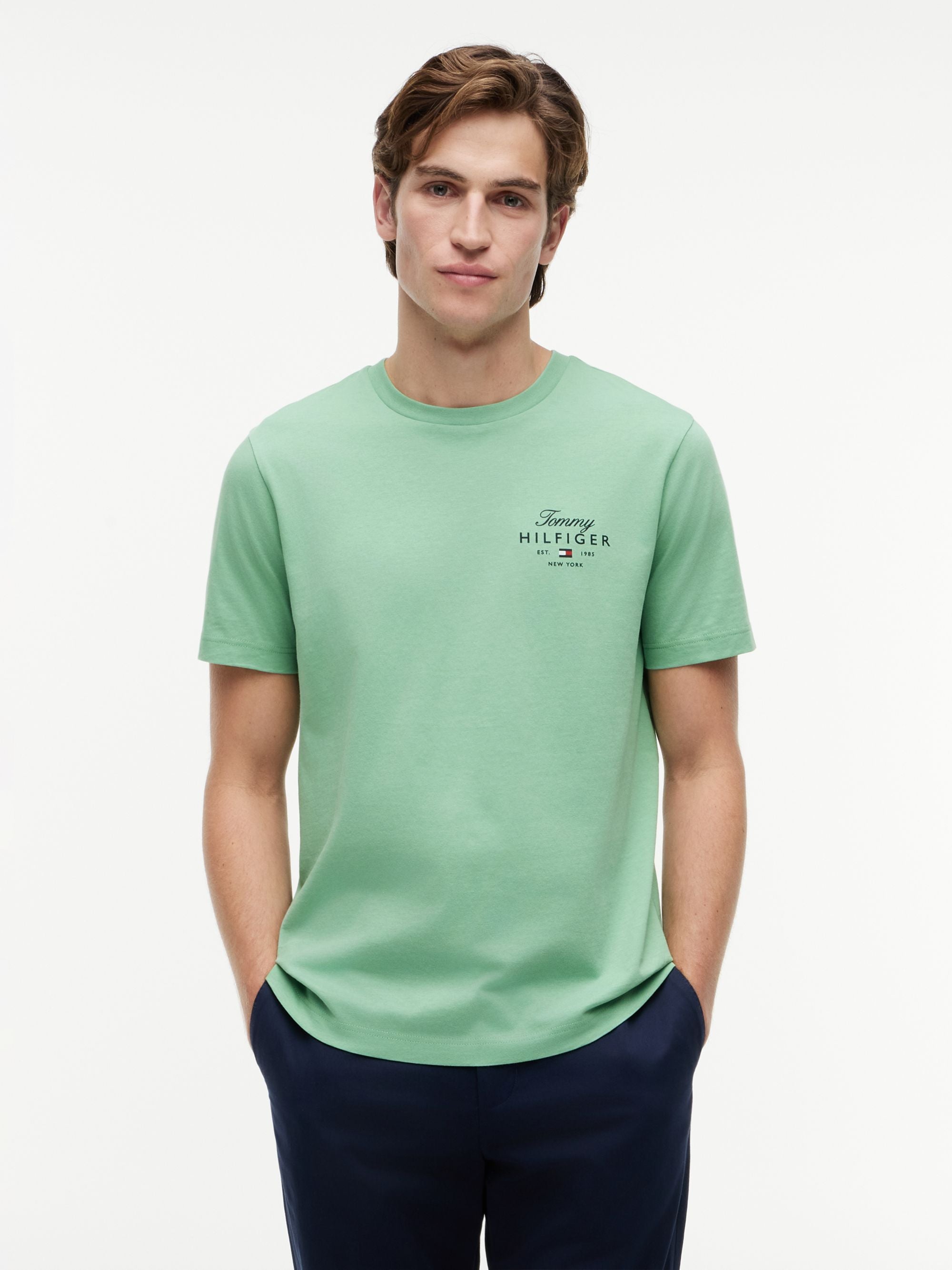 Camiseta Script Stack Verde | Tommy Hilfiger · imagen 1