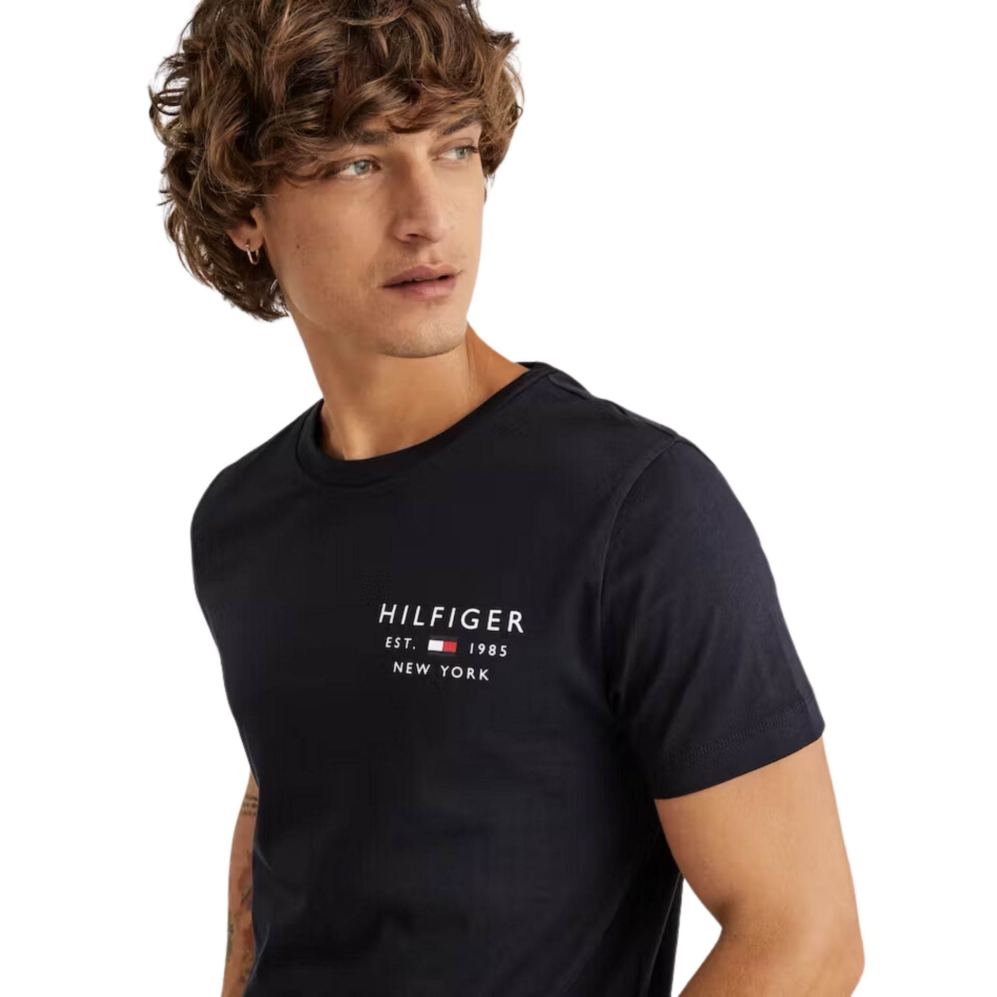 Camisetas Tommy Hilfiger Hombre Brand Love Small Logo Tee · Negro Rojo · imagen 2