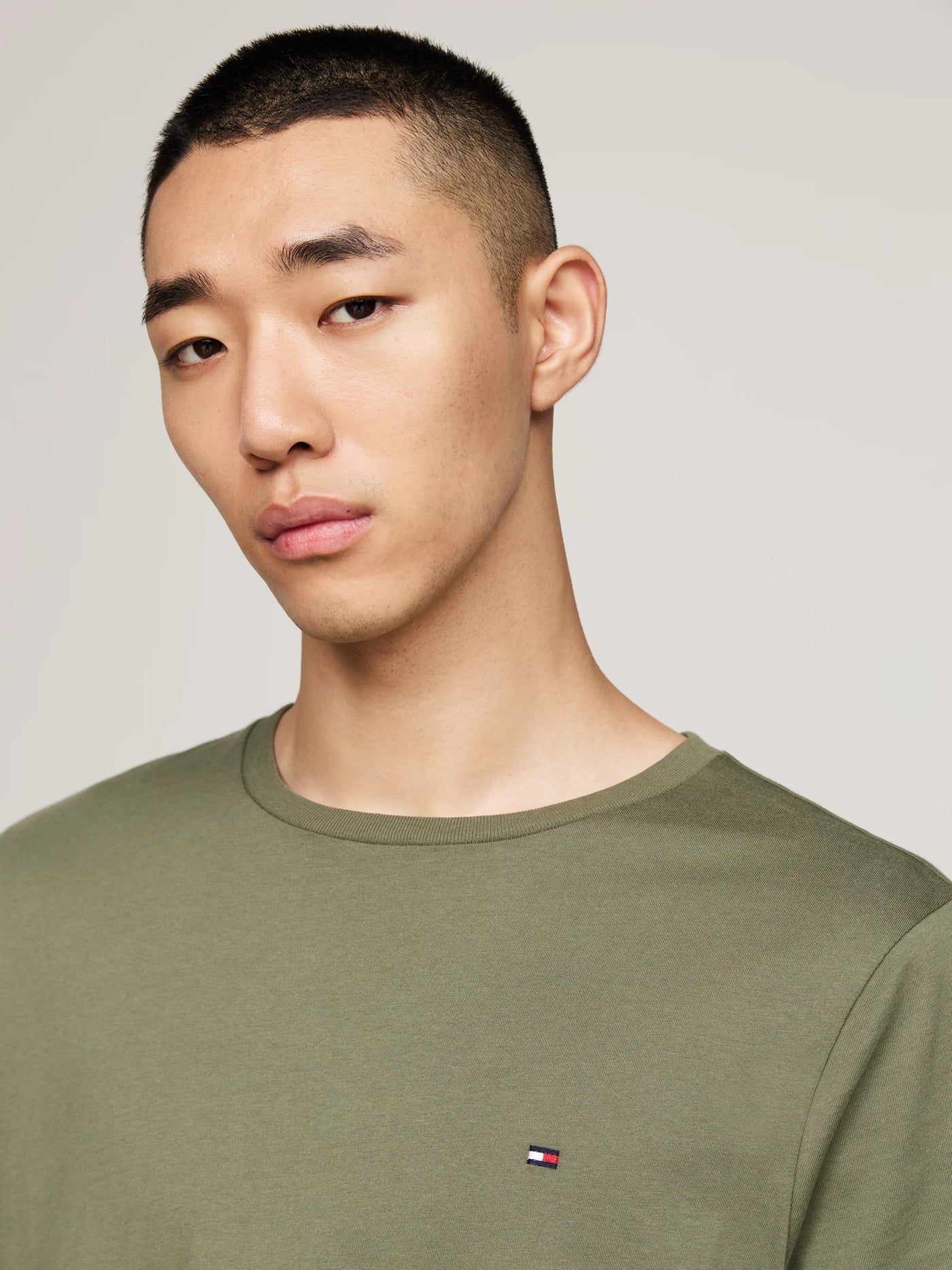 Camisetas Tommy Hilfiger Hombre Essential Reg Fit Solid Tee · imagen 3