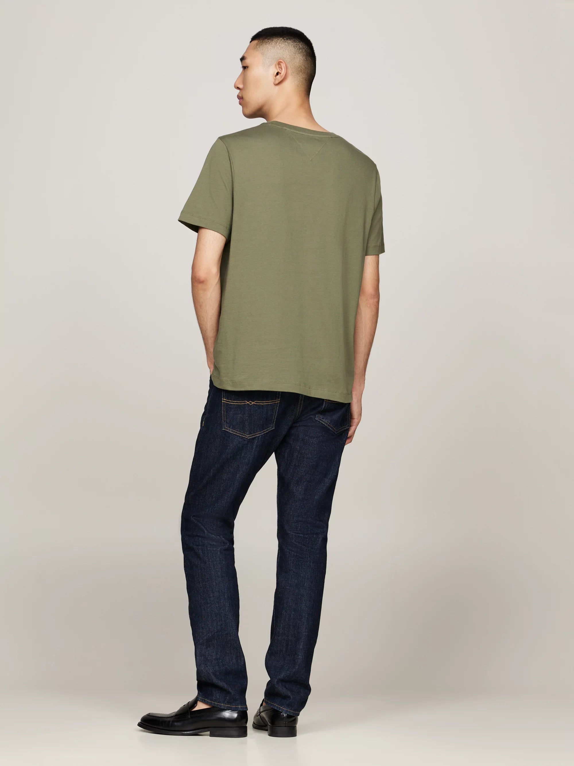 Camisetas Tommy Hilfiger Hombre Essential Reg Fit Solid Tee · imagen 4