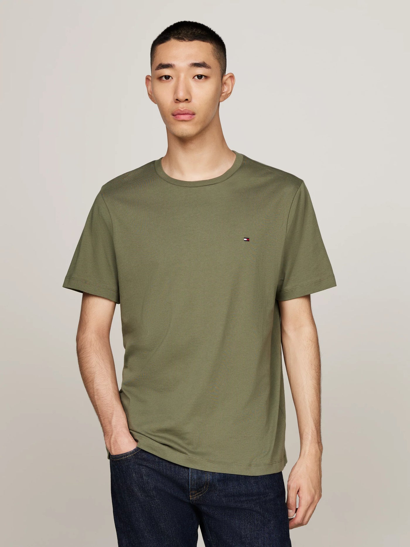 Camisetas Tommy Hilfiger Hombre Essential Reg Fit Solid Tee · imagen 1