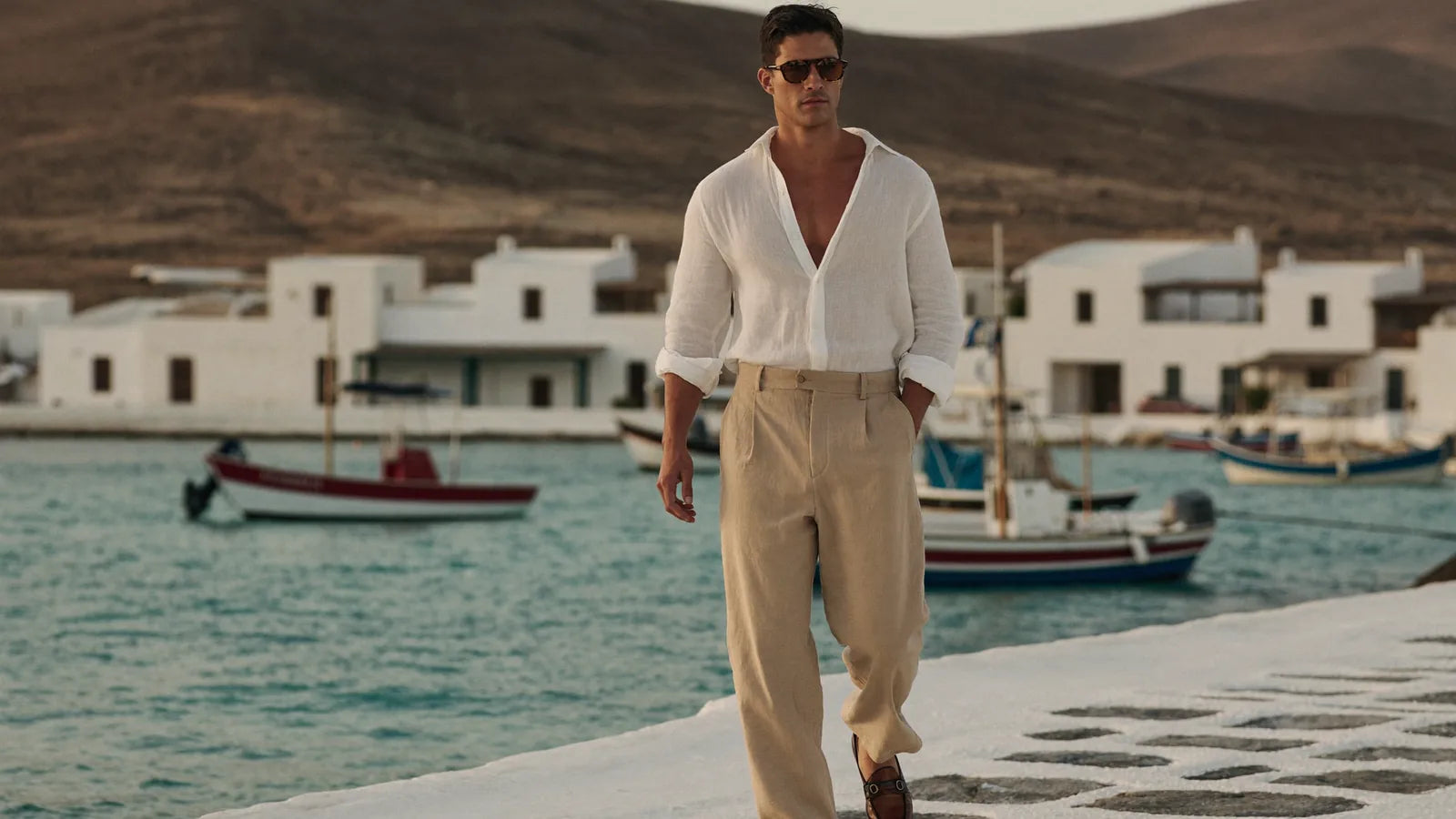 Hombre con camisa de lino paseando por el Charco de San Ginés, Arrecife