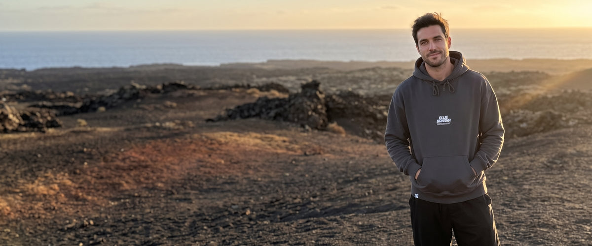 Hombre con sudadera con capucha Nordic antracita de Blue Banana al atardecer en Lanzarote