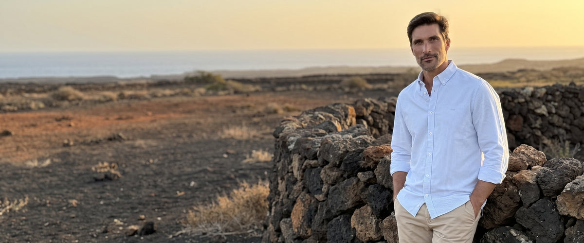 Hombre con camisa oxford de rayas azul celeste de The Boston Brand en un paisaje volcánico de Lanzarote