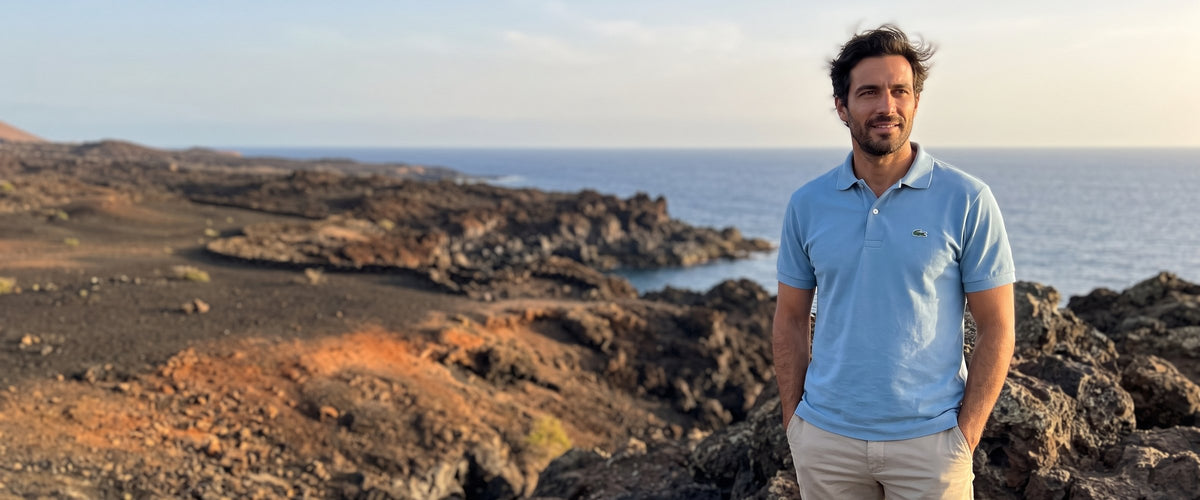 Hombre con polo Lacoste L.12.12 azul Aral junto al mar en Lanzarote
