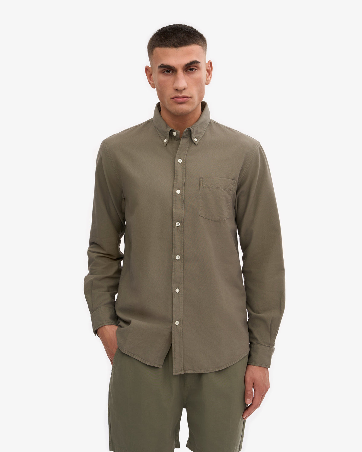 Camisa Button Down Organica Verde Oliva Empolvado | Colorful Standard · imagen 2