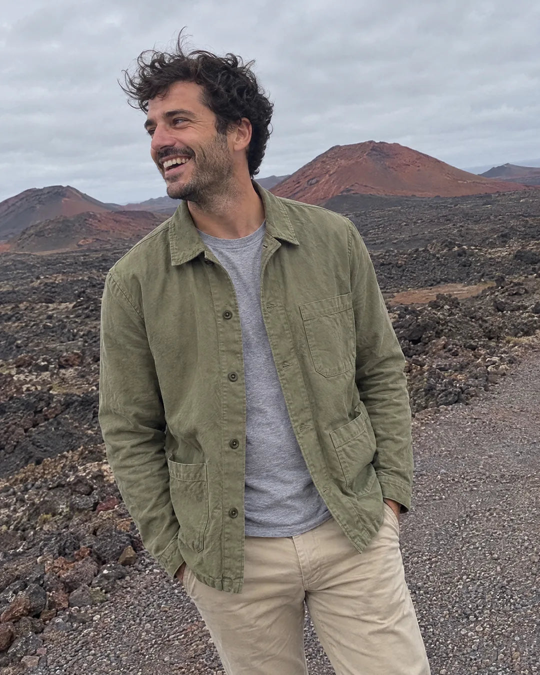 Chaqueta workwear verde oliva Colorful Standard hombre en Timanfaya, Lanzarote