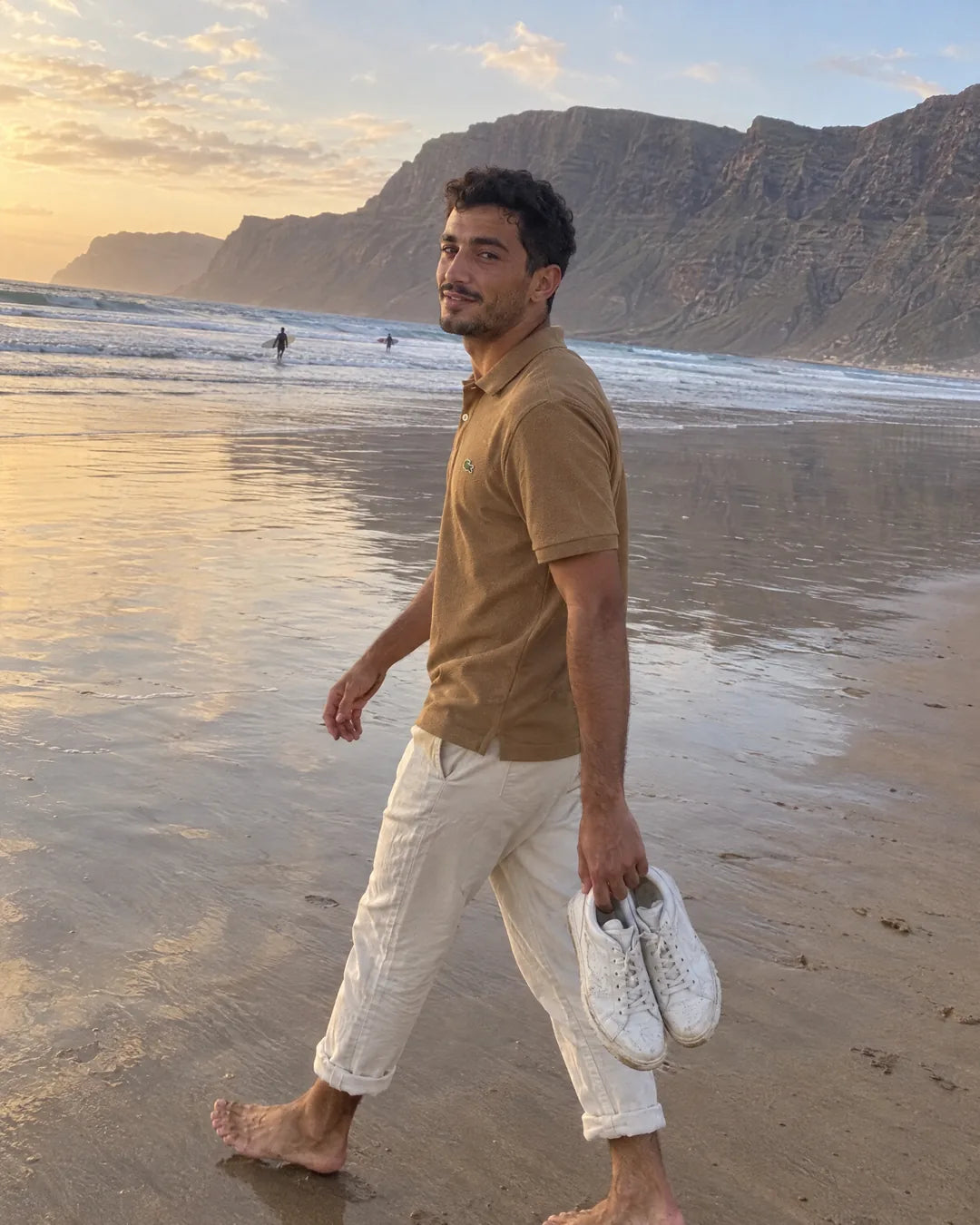 Polo Lacoste L.12.12 Classic Fit cookie hombre en la playa de Famara, Lanzarote